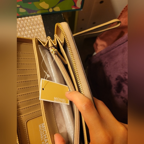 NWT Michael Kors Wallet - Picture 9 of 12
